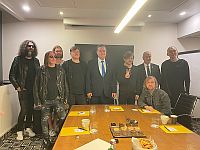 Музыканты группы "Би-2" и министр иностранных дел Израиля Исраэль Кац
