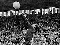 Финал чемпионата мира 1958. Курт Хамрин против голкипера бразильцев Жилмара