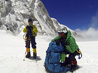 BBC: альпинистам, поднимающимся на Эверест, придется забирать экскременты с собой