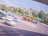 Трактор врезался в машины у развязки Глилот: подозрения на теракт сняты