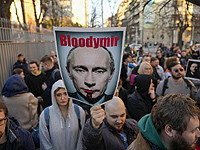 В десятках российских городов проходят акции в память о Навальном