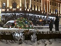 Мемориал в память о Навальном у Соловецкого камня в Москве. Фоторепортаж