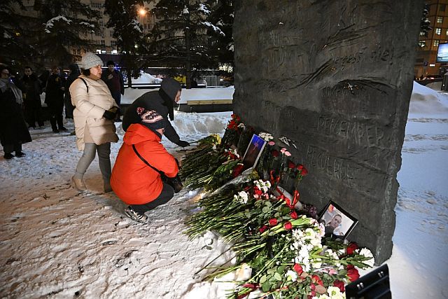 Мемориал в память о Навальном у Соловецкого камня в Москве. Фоторепортаж