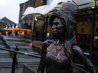 Лондонская полиция расследует антисемитский акт вандализма против статуи Эми Уайнхаус