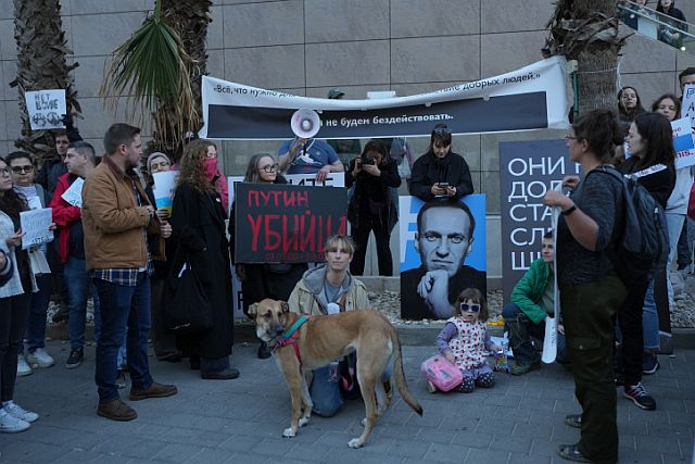 Вторая годовщина вторжения в Украину: акция протеста около посольства РФ в Тель-Авиве. Фоторепортаж
