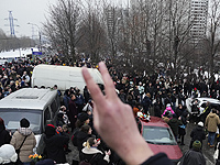Около 130 человек задержаны на акциях памяти Алексея Навального в разных городах России