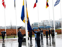 Флаг Швеции поднят над штаб-квартирой NATO
