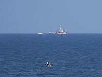Первое судно с гуманитарной помощью стоит около побережья Газы, ведется строительство пирса