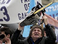 "Экономика бензопилы" в действии: президент Аргентины заявил о сокращении 70000 госслужащих