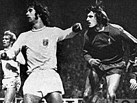 Герд Мюллер (в светлом) и Ларри Ллойд в матче Кубка европейских чемпионов "Бавыария" - "Ливерпуль" в 1971 году