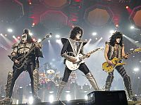 Группа KISS продала права на свои песни и визуальные образы