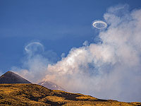 Этна курильщика: крупнейший вулкан Европы начал выпускать газовые кольца. Фоторепортаж