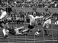 Ключевой эпизод финала чемпионата мира 1974. Голландцы сбивают Бернда Хельценбайна в своей штрафной