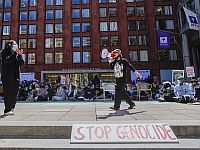 Сидячая забастовка в поддержку Газы в Нью-Йорке, полиция задержала участников

