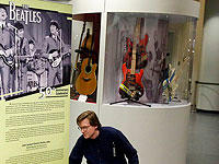 На аукцион выставлена гитара, на которой битлы записывали альбомы "Help!" и "Rubber Soul"