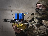 Украинский военнослужащий с FPV-дроном