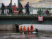 В центре Санкт-Петербурга автобус с пассажирами упал в реку Мойку, есть погибшие