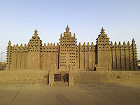 "Великая мечеть Дженне": почему малийские мусульмане каждый год мажут ее грязью. Фоторепортаж