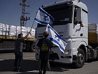 Активисты препятствуют проезду грузовиков с гумпомощью в Газу на КПП "Керем Шалом". Май 2024 года