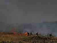 Возгорание травы и кустарника возле Кацрина, вызванное падением ракеты "Хизбаллы" 
(иллюстрация)