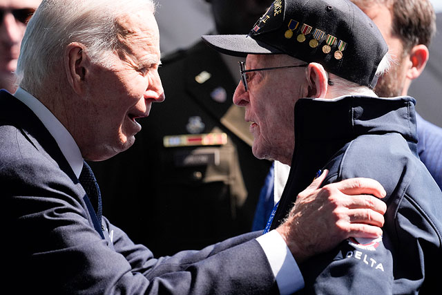 Президент Джо Байден приветствует ветерана Второй мировой войны во время церемонии, посвященной 80-ней годовщине высадки союзников в Нормандии