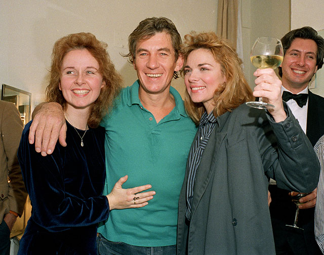 Иэн МакКеллен с актрисами Кейт Бертон (слева) и Ким Кэтролл, 1986 год