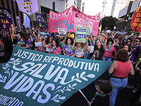 Акции протеста в Бразилии, где могут ужесточить наказания за аборты. Фоторепортаж