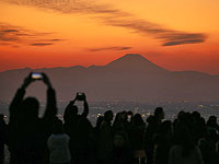 Чтобы остановить наплыв туристов, власти Фудзикавагутико перекрыли вид на гору Фудзи