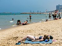 Ситуация на пляжах: жарко, волны до 1 м, медузы на побережье Средиземного моря