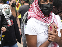 В США правозащитники требуют запретить участникам антиизраильских протестов прятать лица