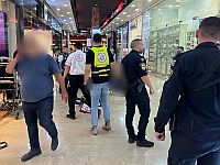 Теракт в торговом центре в Кармиэле, пострадали два человека