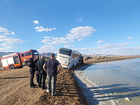 Школьный экскурсионный автобус увяз в песке на побережье Эйлатского залива