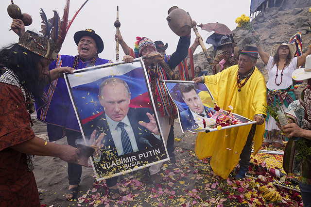 Шаманы с фотографиями Владимира Путина и Владимира Зеленского во время ритуала призванного предсказать следующий год. Лима, ​​Перу