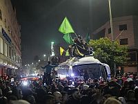 Несмотря на запрет властей: в ПА освобожденных террористов встретили флагами ХАМАСа и "Хизбаллы"