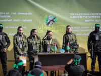 Девушки на "сцене", выстроенной ХАМАСом