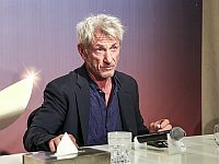 Один из продюсеров – звезда Голливуда Шон Пенн, постоянно разъезжающий по горячим точкам, – сформулировал главный месседж этого фильма журналистам: "Не навреди"