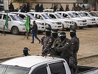 Автомобили "Красного Креста" направляются к месту передачи заложников в Дир аль-Балахе