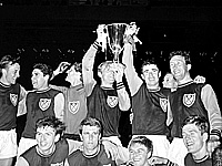 "Вест Хэм" - обладатель Кубка обладателей кубков 1965 год. Ронни Бойс стоит второй справа