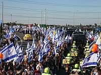 Шири, Кфир и Ариэль Бибас похоронены на кладбище в Эшколе