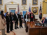 Трамп встретился с освобожденными заложниками и предупредил ХАМАС: "Вы покойники"