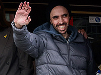 Таль Шохам во время его передачи "Красному Кресту"