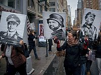 На акции протеста в Нью-Йорке. 5 апреля 2025 года
