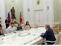 Путин встретился с Александром Труфановым, который провел в плену ХАМАСа почти 500 дней