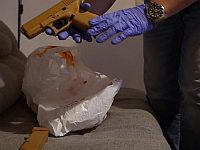 Тайный агент полиции помог арестовать десятки подозреваемых в торговле оружием и наркотиками