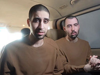 Эвьятар Давид и Гай Гильбоа-Даль "на церемонии" освобождения других заложников