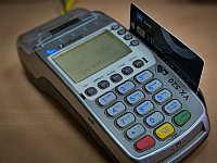 Объем покупок на кредитки снизился из-за забастовки всего на 5%