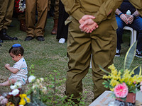 Маленький Лиор на могиле своего отца: фотография с похорон Ариэля Люблинера, обошедшая СМИ