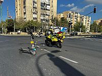В Тель-Авиве мотоцикл сбил юношу на электросамокате
