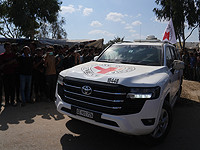 Представители "Красного Креста" направляются на место встречи с ХАМАСом