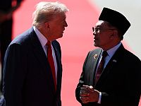 Президент США Дональд Трамп прибыл в международный аэропорт Куала-Лумпура. В аэропорту его встретил премьер-министр Малайзии Анвар Ибрагим Президент США Дональд Трамп прибыл в международный аэропорт Куала-Лумпура. В аэропорту его встретил премьер-министр Малайзии Анвар Ибрагим